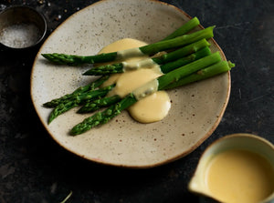 Hollandaise sauce with asparagus