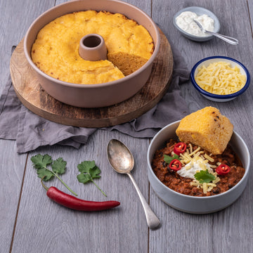 Chilli with corn bread