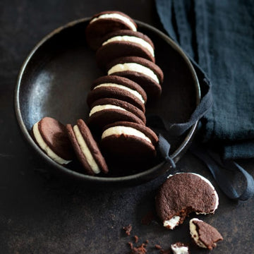 Dark chocolate cookies with cream cheese filling