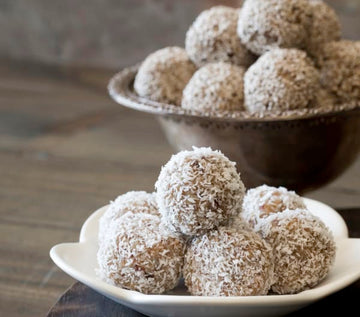 Macadamia protein balls with coconut butter