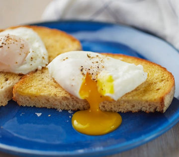 Poached eggs with blade cover