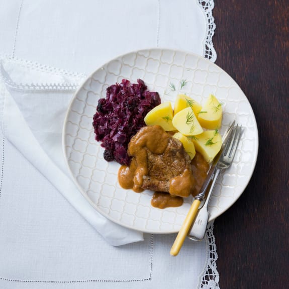 Pork and gravy with red wine cabbage